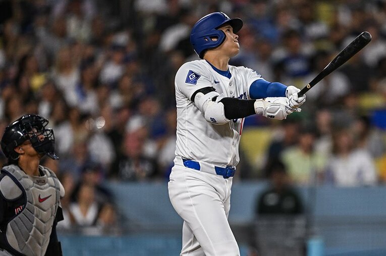 大谷翔平が確信の表情を見せ、相手捕手が呆然と弾道を見送る。2年連続ホームラン王に輝く中で何度も見たシーンだ　©Nanae Suzuki