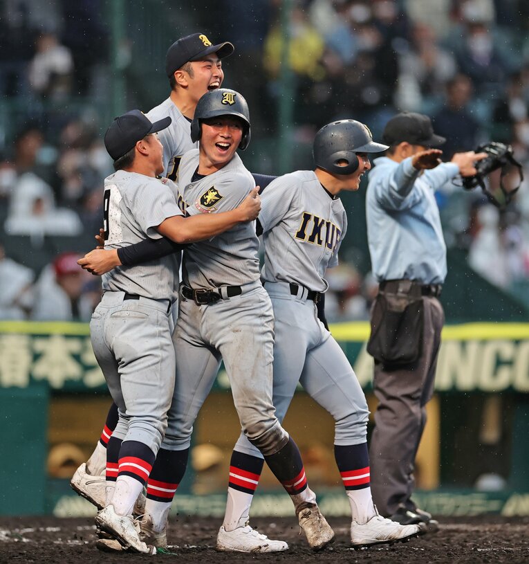 慶応戦、タイブレークで勝利した仙台育英ナイン　©JIJI PRESS