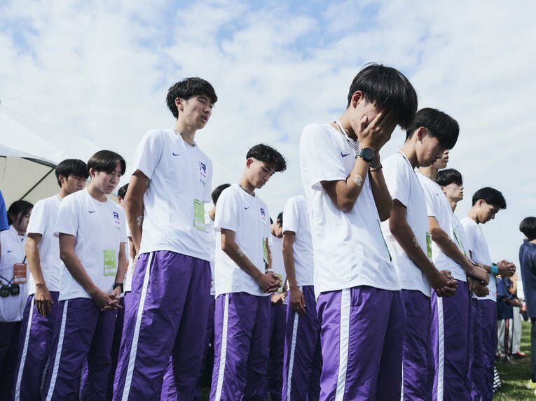 2025年の予選会、10位まで名前を呼ばれず祈るように待つ立教大チーム　©Yuki Suenaga