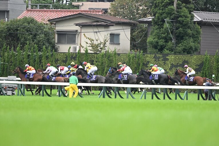 発馬を決めたドウデュース（青帽）はポジションを下げていく　©Keiji Ishikawa