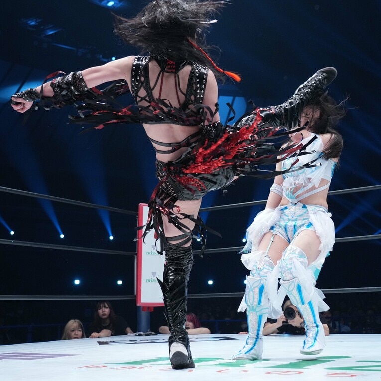 玖麗さやかの顔面にキックを浴びせる上谷沙弥　©Essei Hara