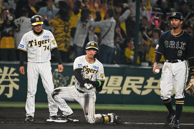日本シリーズ第5戦で8回に阪神・森下翔太が放った逆転のタイムリー三塁打（5枚目／全5枚）©︎Naoya Sanuki