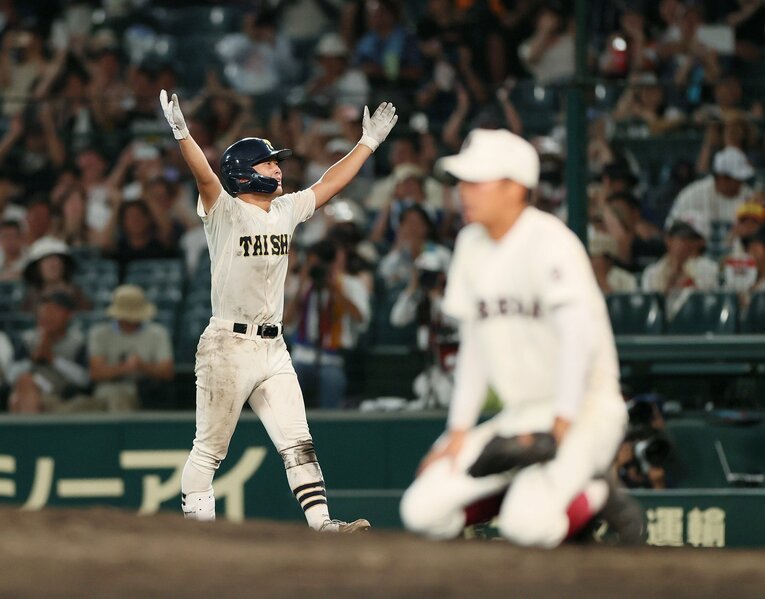 タイブレークの延長11回裏大社無死満塁、サヨナラ打を放ち、喜ぶ馬庭（左）。手前はしゃがみこむ早稲田実2番手の川上＝１７日、甲子園　©JIJI PRESS