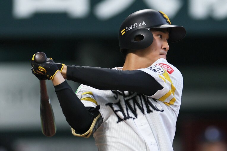 ソフトバンクの柳町には打撃論について色々と質問を繰り出した　©JIJI PRESS