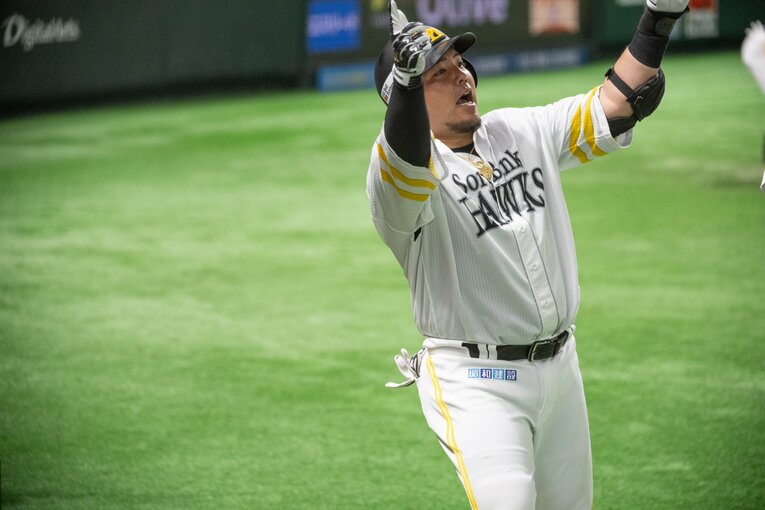 ソフトバンク・山川穂高「確信歩きからのどすこいポーズまで」連続写真（9枚目／10枚中）©︎Nanae Suzuki