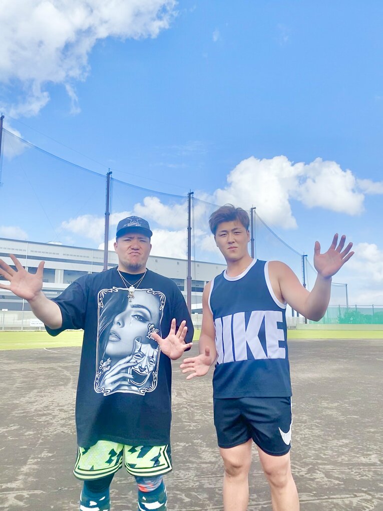 WBC日本代表・山川穂高（西武）の自主トレに参加したロッテ山口航輝　©Chiba Lotte Marines