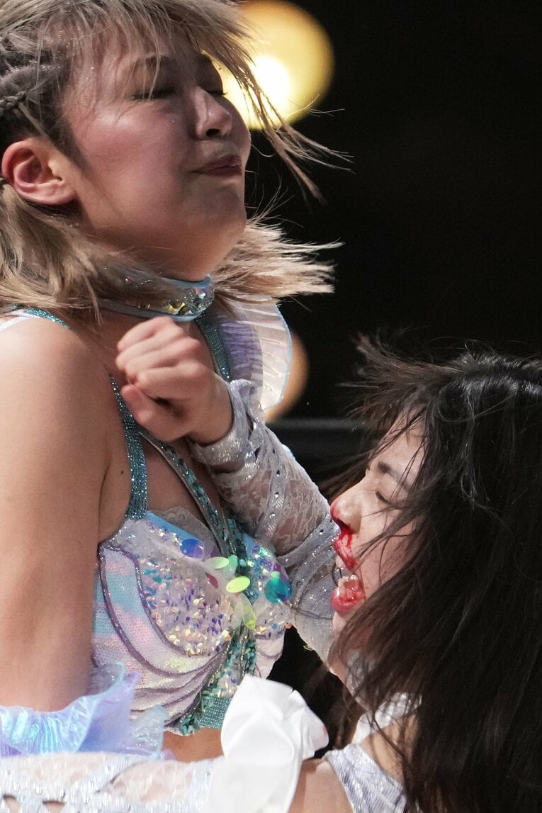 心希の攻撃を受け止める桜井麻衣　©Masashi Hara