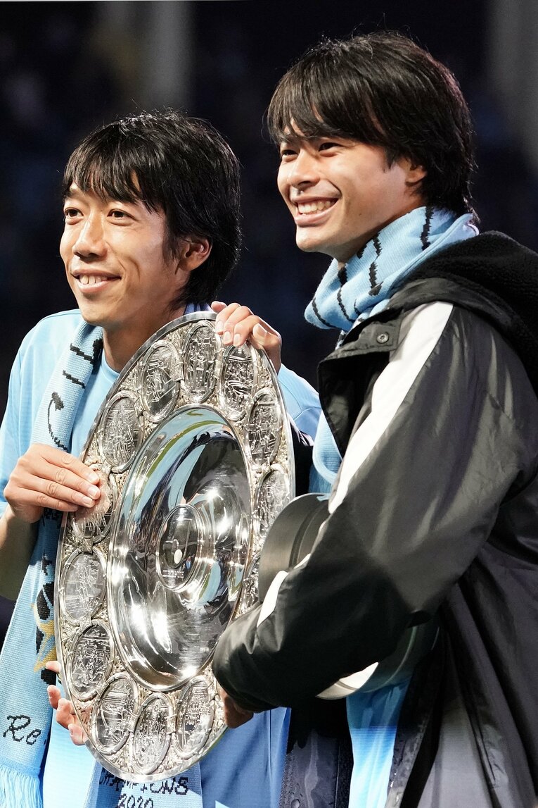 2020シーズンのJ1を制覇したときの中村憲剛と三笘薫　©Getty Images