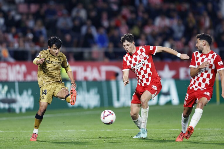 「久保建英に疲労感が…」日本代表で2万6000キロ移動の強行日程も「韓国人FWとユニ交換」ソシエダで途中出場、現地カメラマンが見た表情(14)