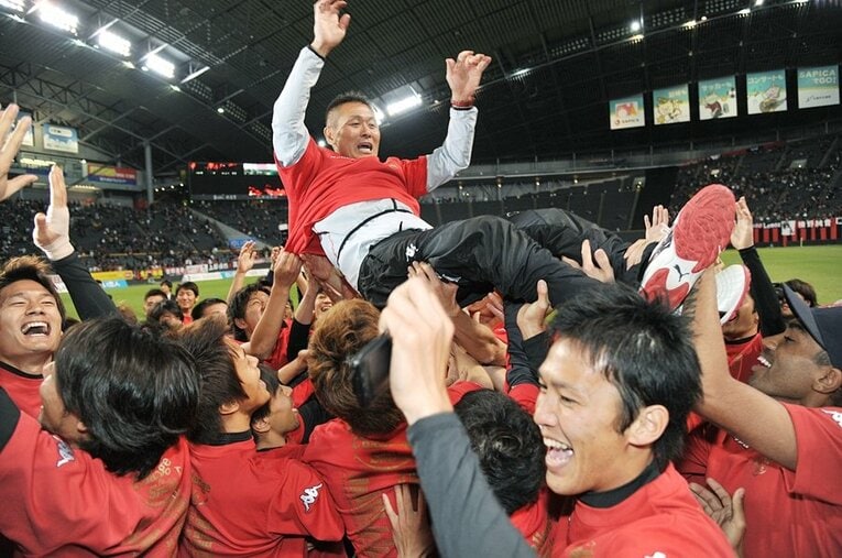 2011年、コンサドーレ札幌をJ1昇格に導いて胴上げされる石﨑信弘監督　©JIJI PRESS