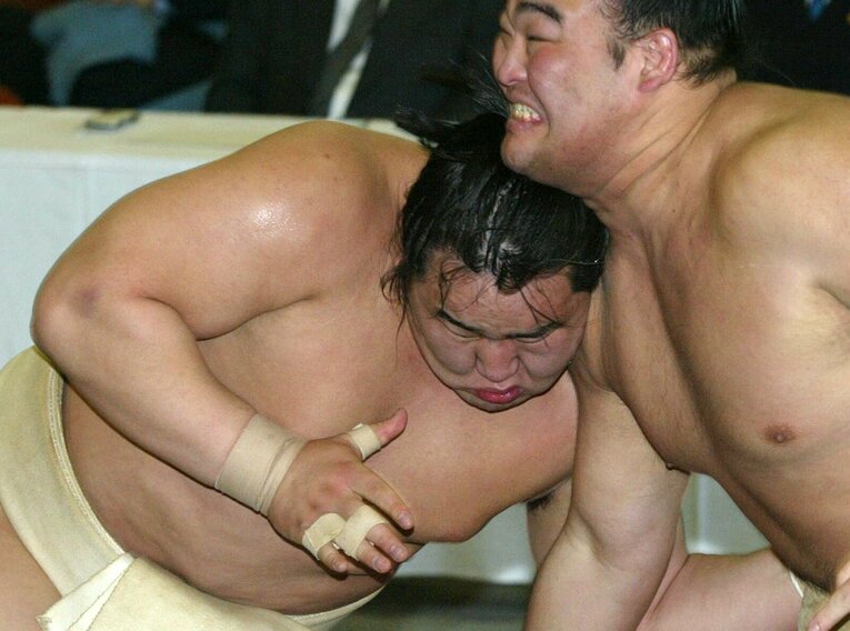 2003年1月、初場所前の横審総見で高見盛と激しくぶつかり合う　©JIJI PRESS