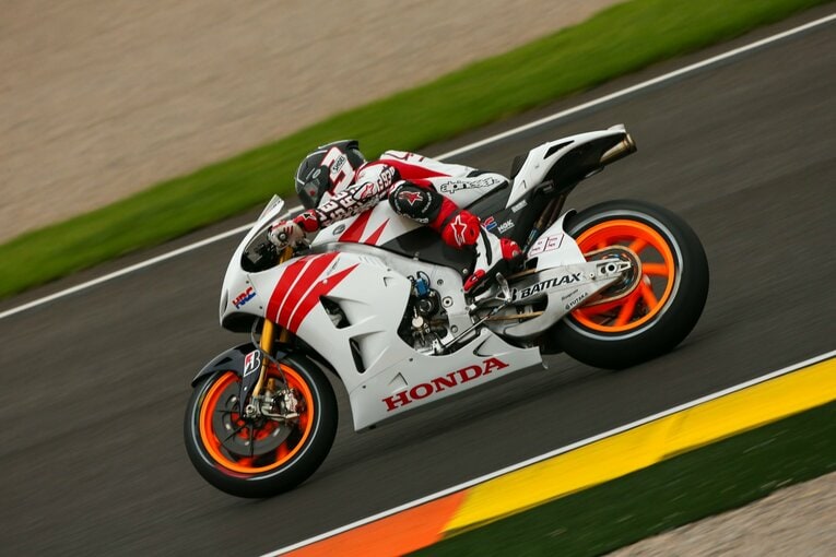 2012年の最終戦後、初めてMotoGPマシンをテストするマルケス　©Satoshi Endo