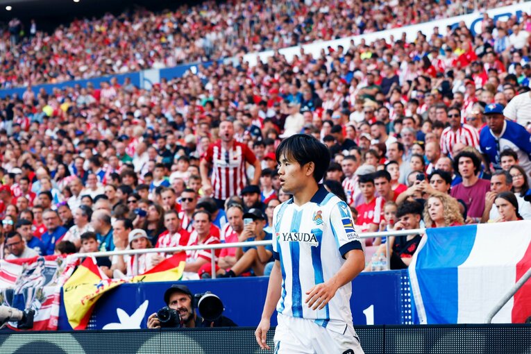「タケはゲームで使ってるよ」少年と敵地大ブーイングの愛憎…月間MVP久保建英22歳が“アトレティコサポに認められた勲章”を撮った(16)