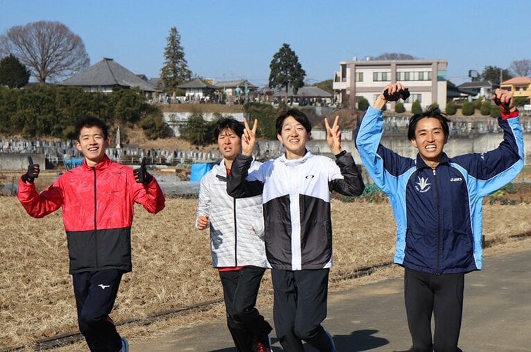 創価大学駅伝部で1年間キャプテンを務めた鈴木渓太（右から2番目）。箱根駅伝の出走はかなわなかったがすでにその眼は卒業後を見据えている ／ photograph by 創価大学駅伝部