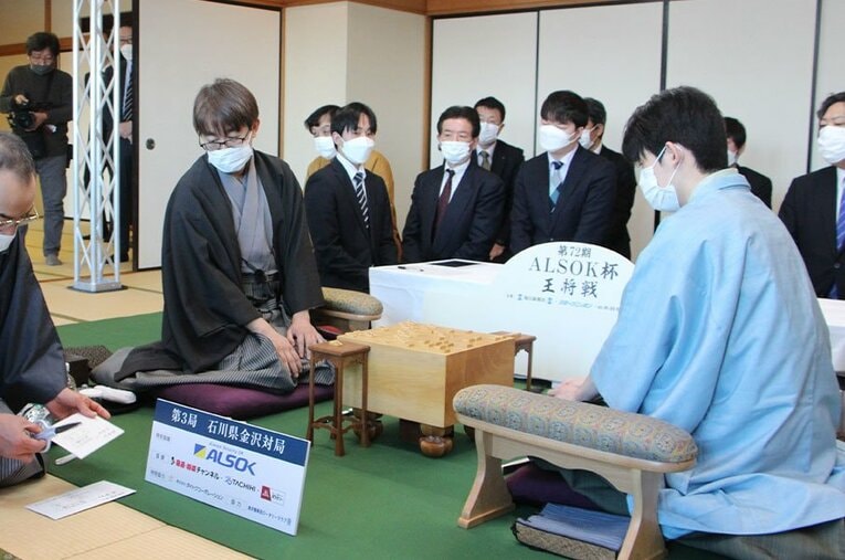 王将戦第3局2日目の封じ手開封の瞬間。羽生善治九段に対して勝利した藤井聡太王将が2勝1敗としている ／ photograph by 日本将棋連盟