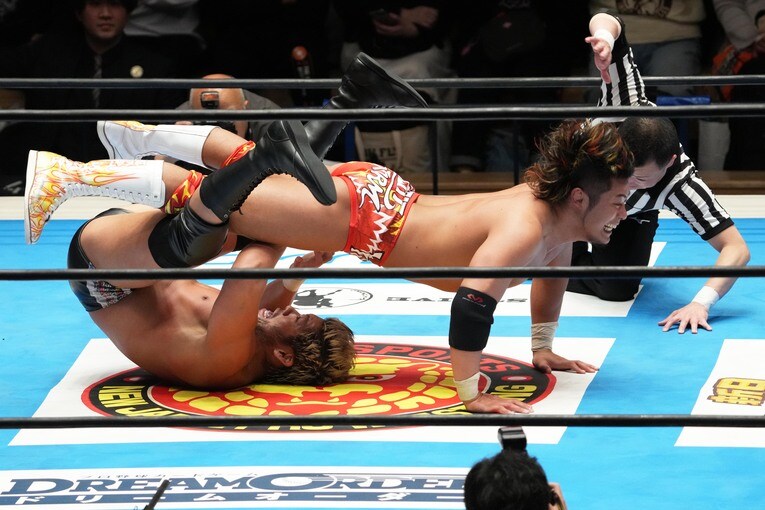 SANADAを「スーパーマン！」で丸め込んだ上村優也。3月8日、後楽園ホール　©Masashi Hara