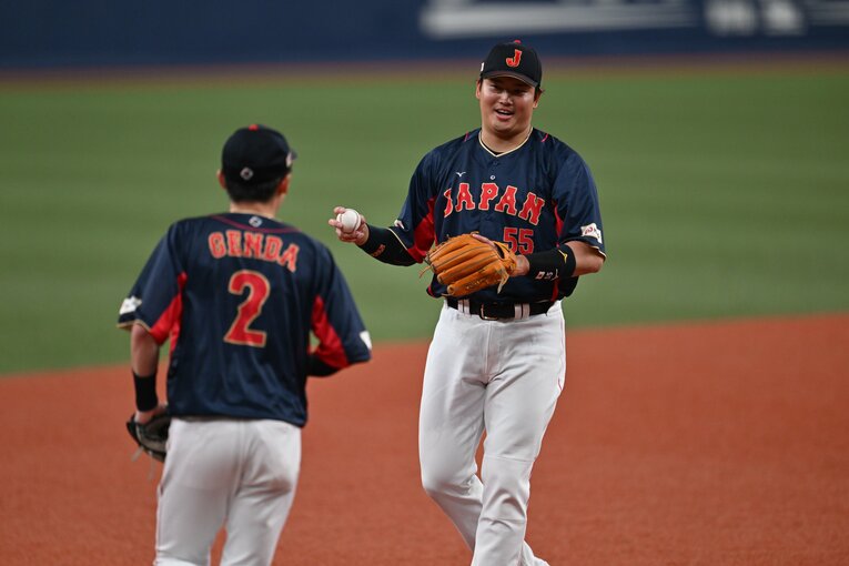 村上と三遊間を組む源田　©︎Naoya Sanuki