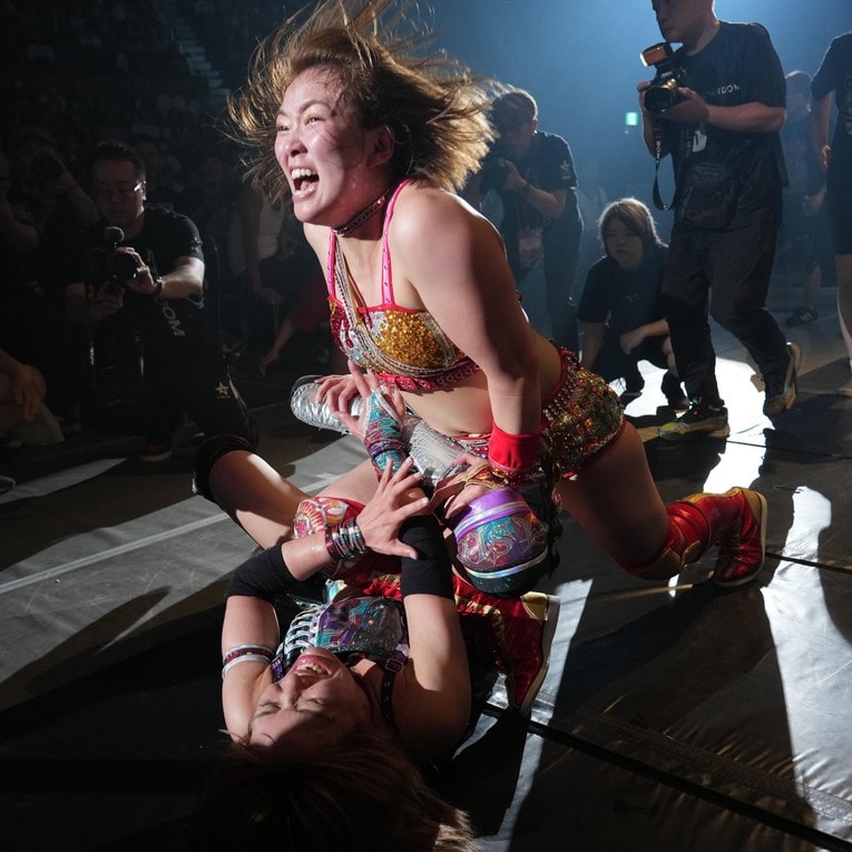 場外で朱里の足を折りたたむSareee　©Essei Hara