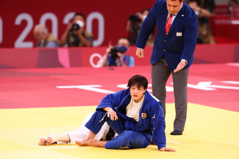 「終わったな」「何やってるんだろう」 “27歳初出場で金メダル”新井千鶴の「積み上げてきたものが違う」柔道人生(7)