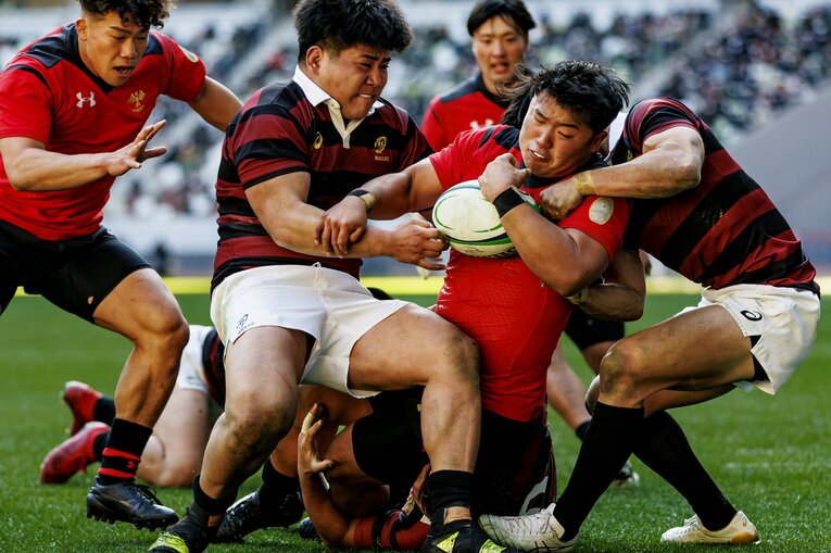 力強い突破を見せる帝京大・江良颯（4年）。堀江翔太に憧れて大阪桐蔭高時代にFW第1列へ転向した（写真は昨年度の大学選手権決勝）©︎Kiichi Matsumoto