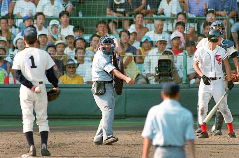 1998年夏の甲子園、宇部商vs豊田大谷高。延長15回裏0死満塁の場面、藤田修平投手のボークで宇部商がサヨナラ負けに。写真はボーク宣告の瞬間 ／ photograph by Sankei Shimbun