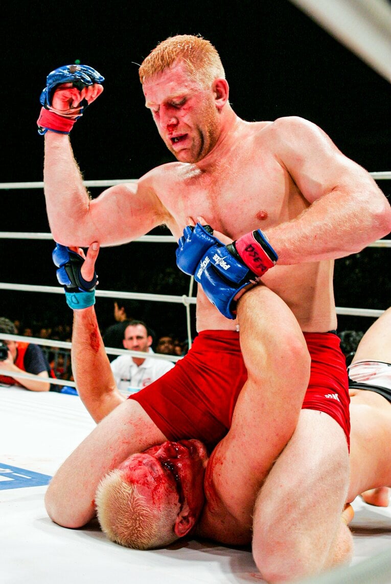 両腕の自由を奪われ、ガードもままならないシュルト　©Susumu Nagao