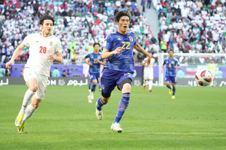 サルダル・アズムンへのロングボールに対応する冨安健洋　©Masashi Hara