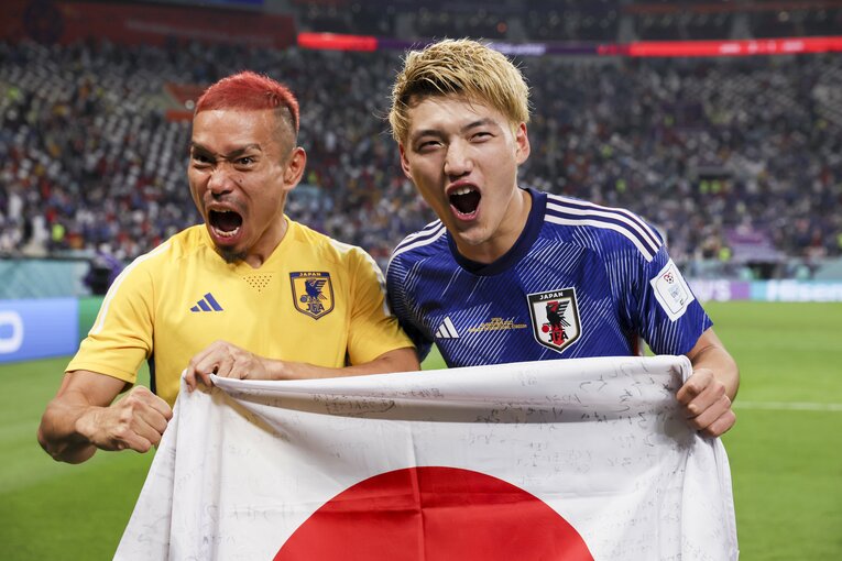 スペイン戦、一緒に写真に映る長友と堂安。報道陣の求めに応じ、叫ぶ2人　©Kaoru Watanabe／JMPA