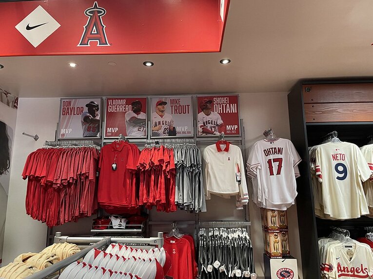 筆者はエンゼルスタジアムのグッズショップも訪れた。いまだに「OHTANI 17」のユニフォームが売られている