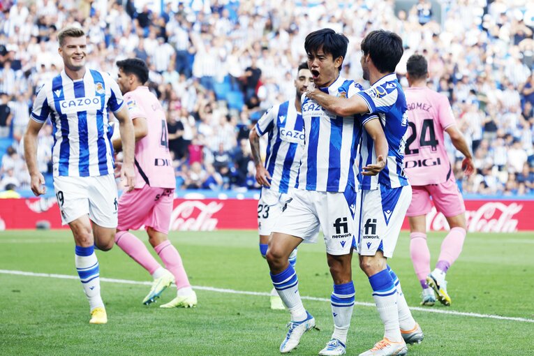 「KUBOコール」や「武房、シャツくれませんか」日本語メッセージの少年、猛プレスに感謝のハグ…“久保建英リーガ100戦目の進化”を撮った(45)