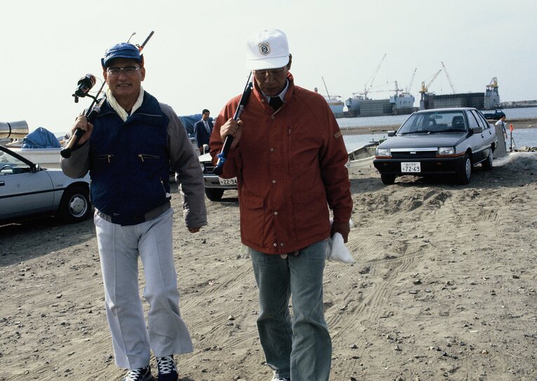 釣り竿を持つ川上哲治さん（左）と藤田元司さん©︎BUNGEISHUNJU