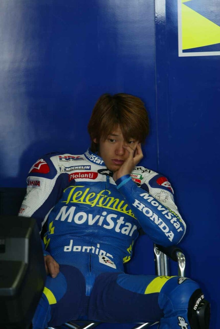珍しく物憂げな表情を見せる2003年日本GPの加藤大治郎　©Satoshi Endo