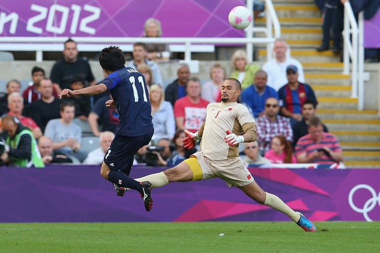 清武のロングボールに反応し、見事なループシュートを決める永井　©︎Getty Images