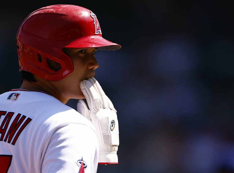 バッティンググローブを口でくわえる大谷　©Getty Images