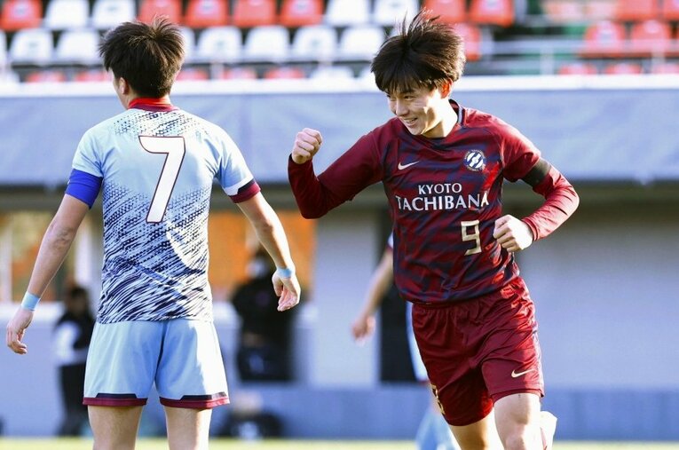 先輩である西野太陽との2トップで威力を発揮した京都橘FW木原励（2年）。1回戦では2ゴールをマークした ／ photograph by Kyodo News