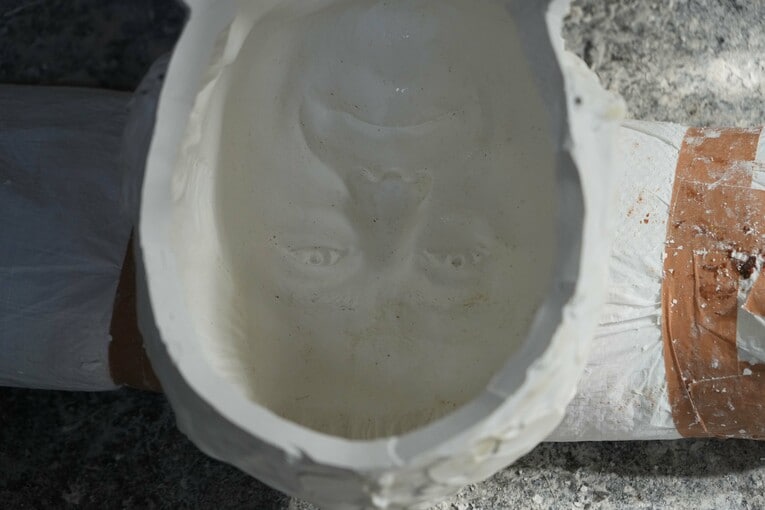 粘土の汚れが取れた石膏の中の猪木の顔