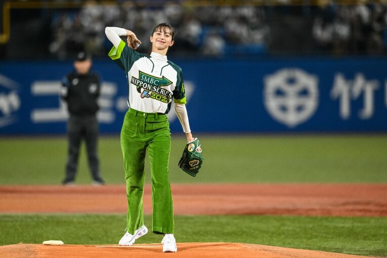 日本シリーズ2022の第2戦、神宮球場のマウンドで始球式を務めた中条あやみの投球！©︎Nanae Suzuki