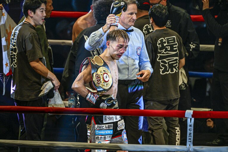 堤聖也は2-1のスプリット判定で防衛に成功した　©Takuya Sugiyama