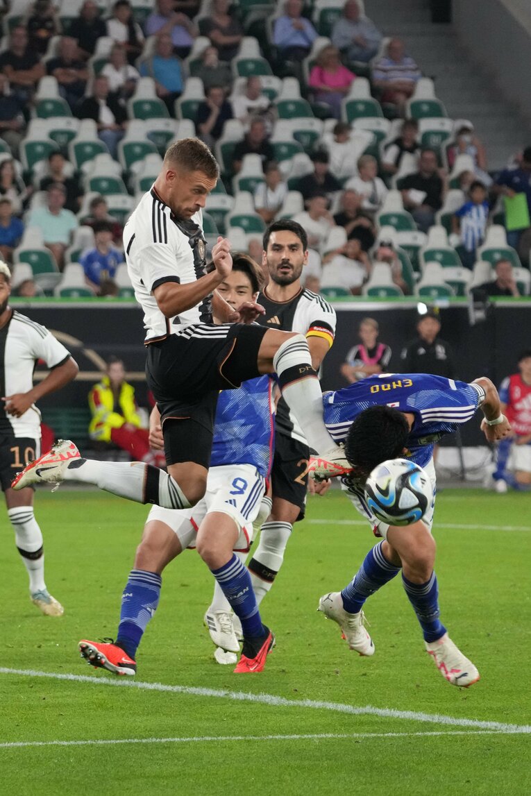 ボールに頭から突っ込む“デュエル王”遠藤航　©Masashi Hara