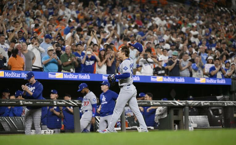 大きな拍手で迎えた観客に、帽子を取って応える山本由伸　©︎KYODO