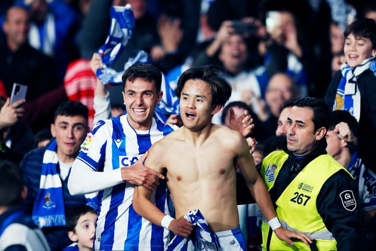 「“クボの疑惑PK”を写真で見ると」「日本代表ユニの少年も」ダービー熱狂のゴラッソ…映像で伝わりきらない“MVP久保建英”の英雄ぶり(38)