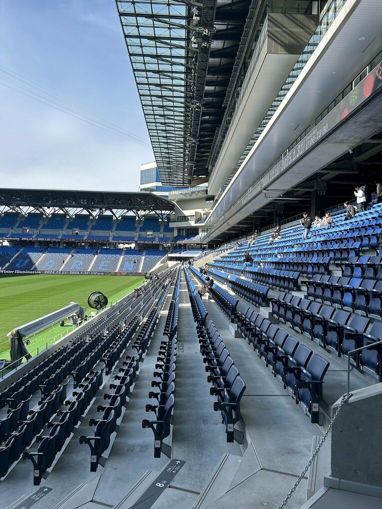 昨秋に開場した複合施設「長崎スタジアムシティ」の中心にあるPEACE STADIUM。この日はマッチデイではなかったため、スタジアムを自由に散策できた　©Jun Ikushima