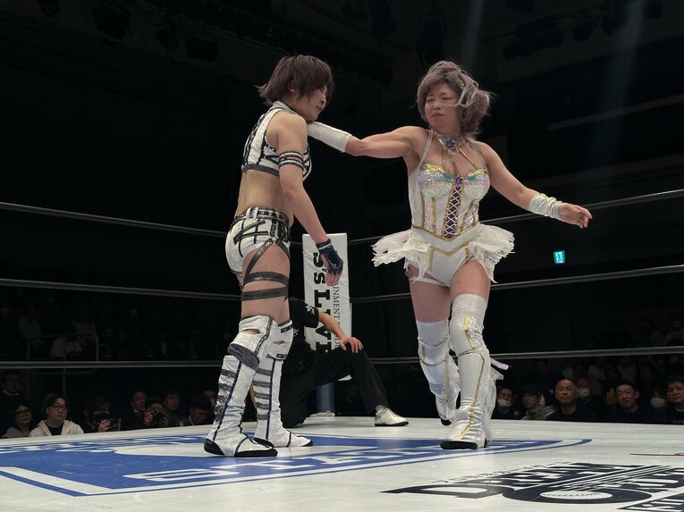 安納サオリvs中野たむ。激しい張り手合戦【スワイプすると「続きの写真」をご覧になれます】　©Norihiro Hashimoto