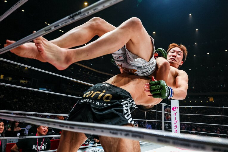 シェイドゥラエフのジャーマンスープレックス（2枚目／全2枚） ©Susumu Nagao