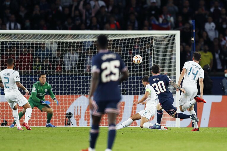 「PSGメッシ」の初得点と“FKの壁で寝転び”、ネイマールとの友情を撮った… 18歳のバルサ新10番ファティも復活〈激写〉(48)