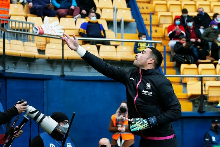 久保建英がエメリ戦術にハメられた？ “代表前の古巣ビジャレアル戦”撮影カメラマンが見た苦闘の要因〈少年ファンはユニをおねだり〉(10)