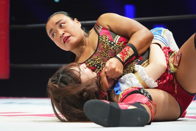 グラウンドヘッドロックで荒井優希を攻める里村明衣子　©Essei Hara