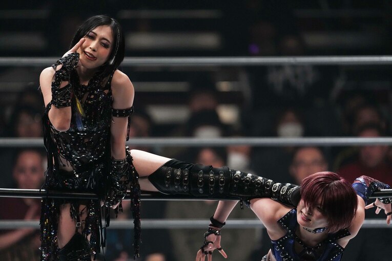 安納サオリを攻めながら「あかんべー」のポーズを取る上谷沙弥　©Masashi Hara