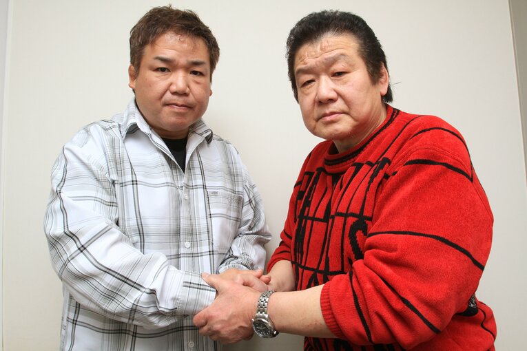 ノアを揺るがせた巨額詐欺事件にまきこまれた井上さん（右）と故・泉田純　©Hiroki Kakehata