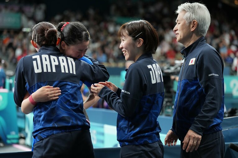 女子卓球団体準決勝、勝利を決めた張本を労る　©Kaoru Watanabe/JMPA